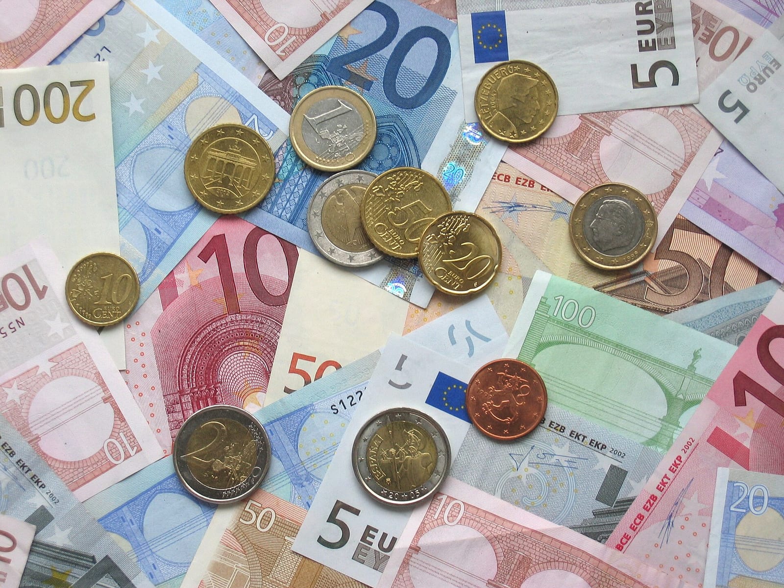 A picture of some Euro banknotes and various Euro coins.