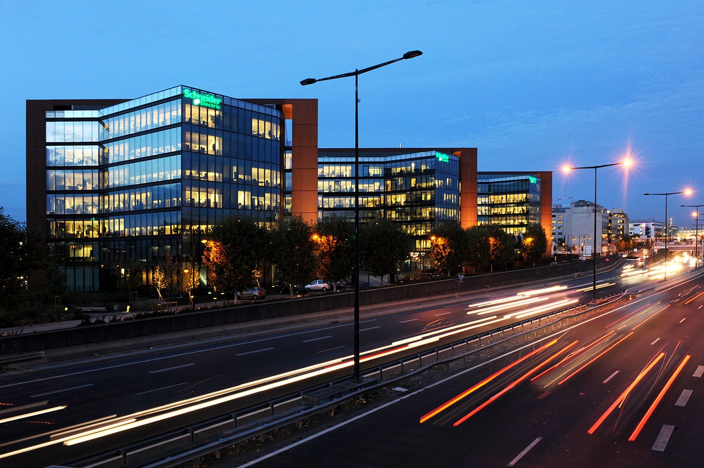 Une photo du siège de l'entreprise Schneider Electric de nuit